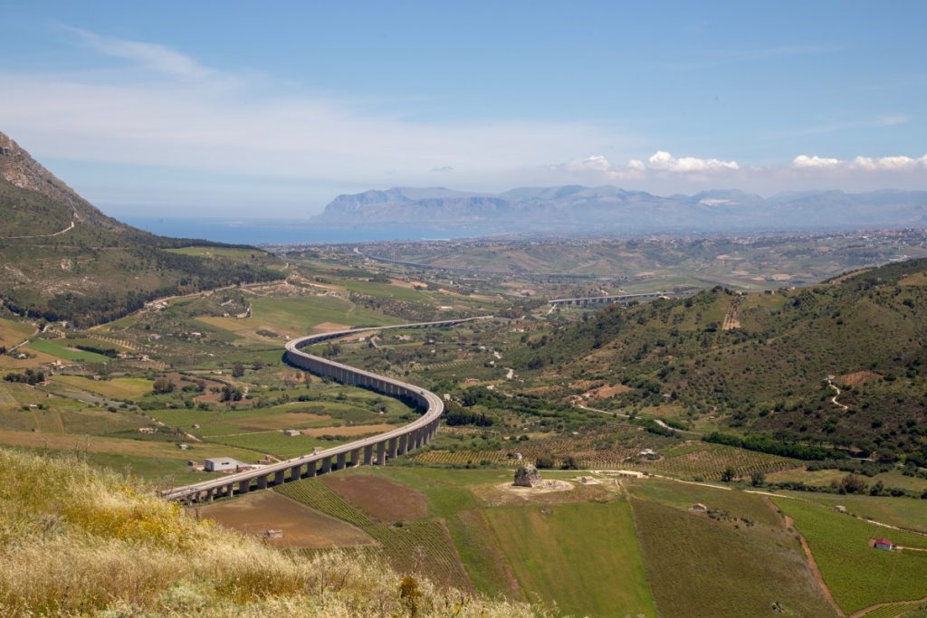 Autoroutes suspendues qui dénotent dans le paysage sicilien