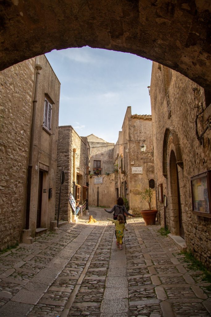 Ballade au frais dans les ruelles de la vieille ville d'Erice