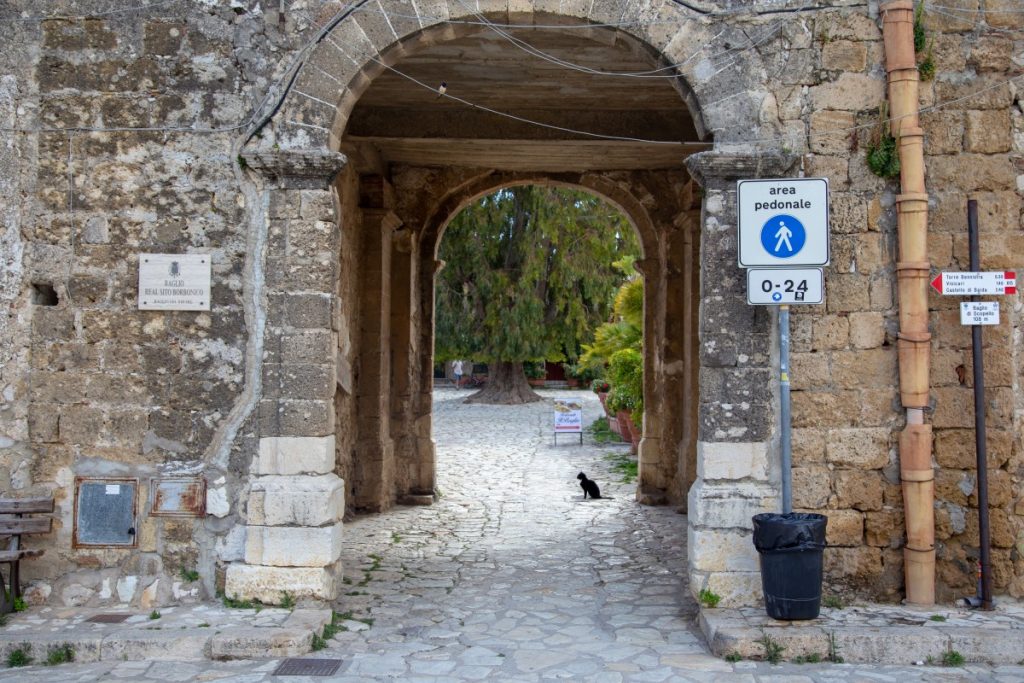 L'entrée du baglio du village de Scopello