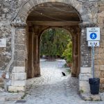 L'entrée du baglio du village de Scopello