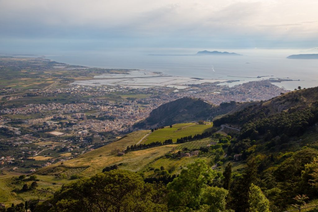 Depuis le château d'Erice, Trapani et les îles Egade