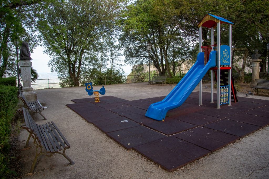 Parc pour enfants sur l'esplanade du château d'Erice