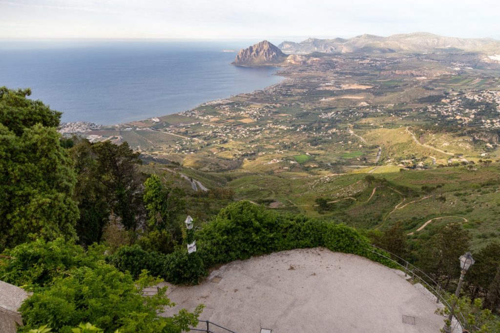 Vue sur la pointe nord-ouest de la Sicile depuis le château d'Erice