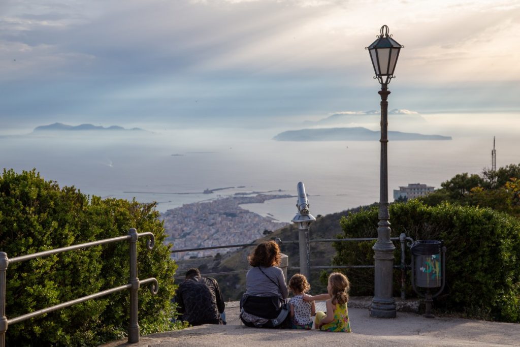 Vue sur les îles Egade depuis le jardin Giardino del Balio à Erice