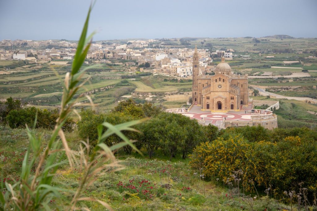 Basilique Ta'Pinu en gravissant le chemin du pèlerinage