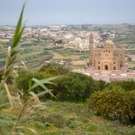 Basilique Ta'Pinu en gravissant le chemin du pèlerinage