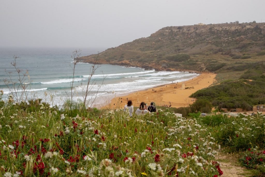 Plage de Ramla Bay au sable rouge-orangé