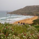 Plage de Ramla Bay au sable rouge-orangé