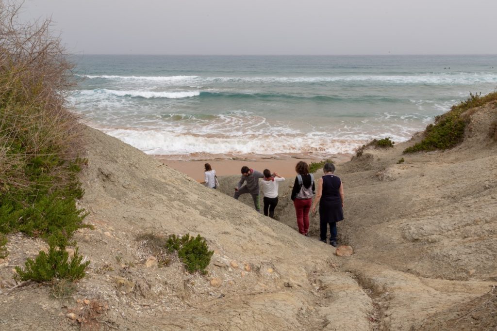 Arrivée sur la plage de Ramla Bay par le sentier côtier