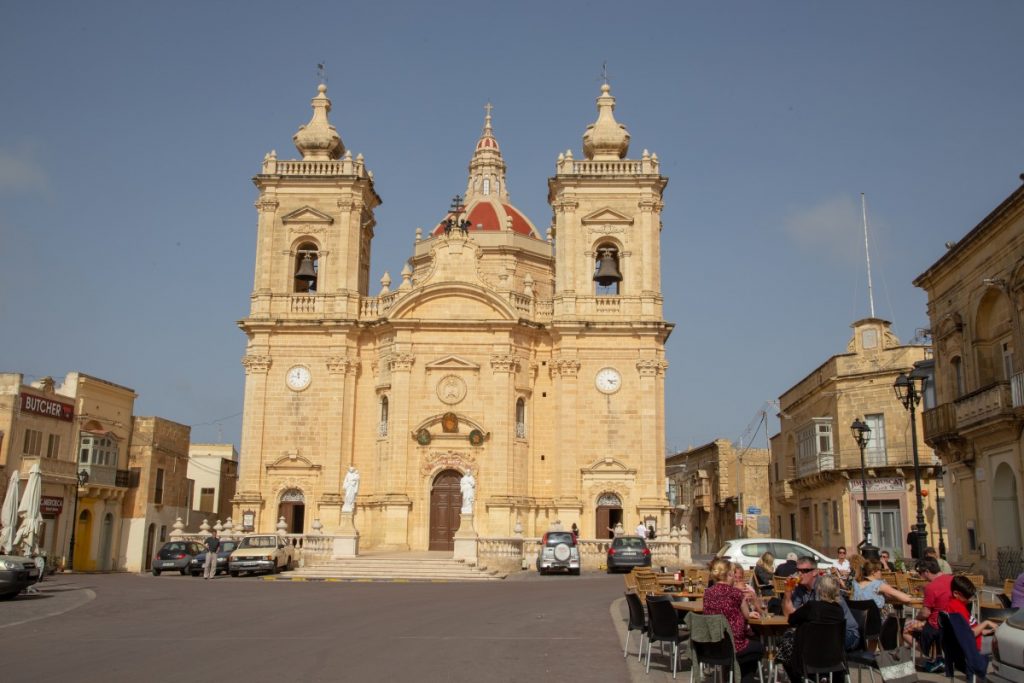 L'église et la place du village de Xaghra à Gozo