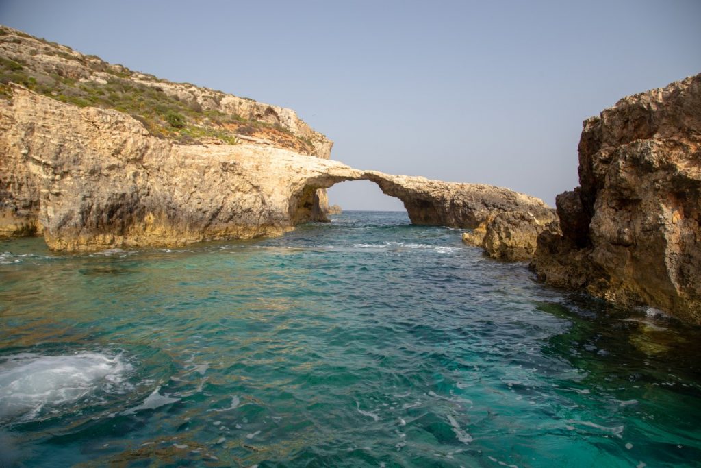 Eau turquoise autour de l'île de Comino à Malte