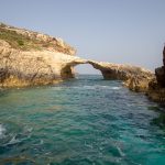 Eau turquoise autour de l'île de Comino à Malte
