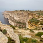 Sur le sentier du haut des falaises de Ta-Cenc à Gozo