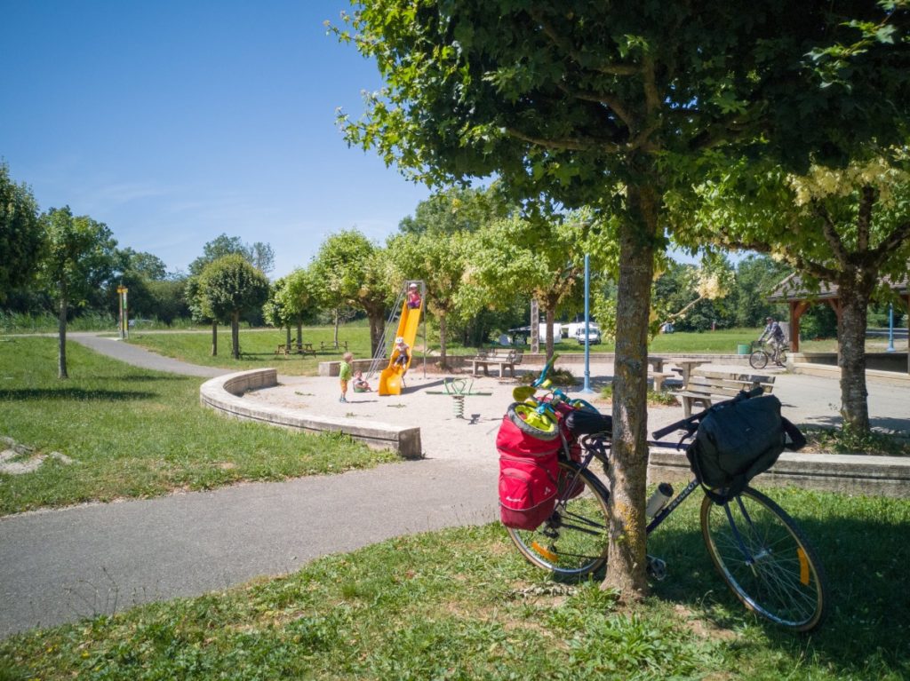 Aire de jeux et de pique-nique à Audelange sur le bord de la voie verte