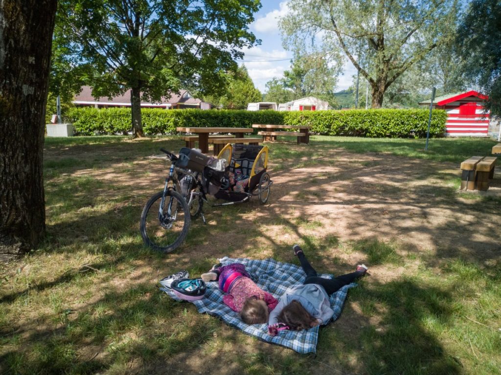 Sieste au bord de l'Eurovélo6 en famille