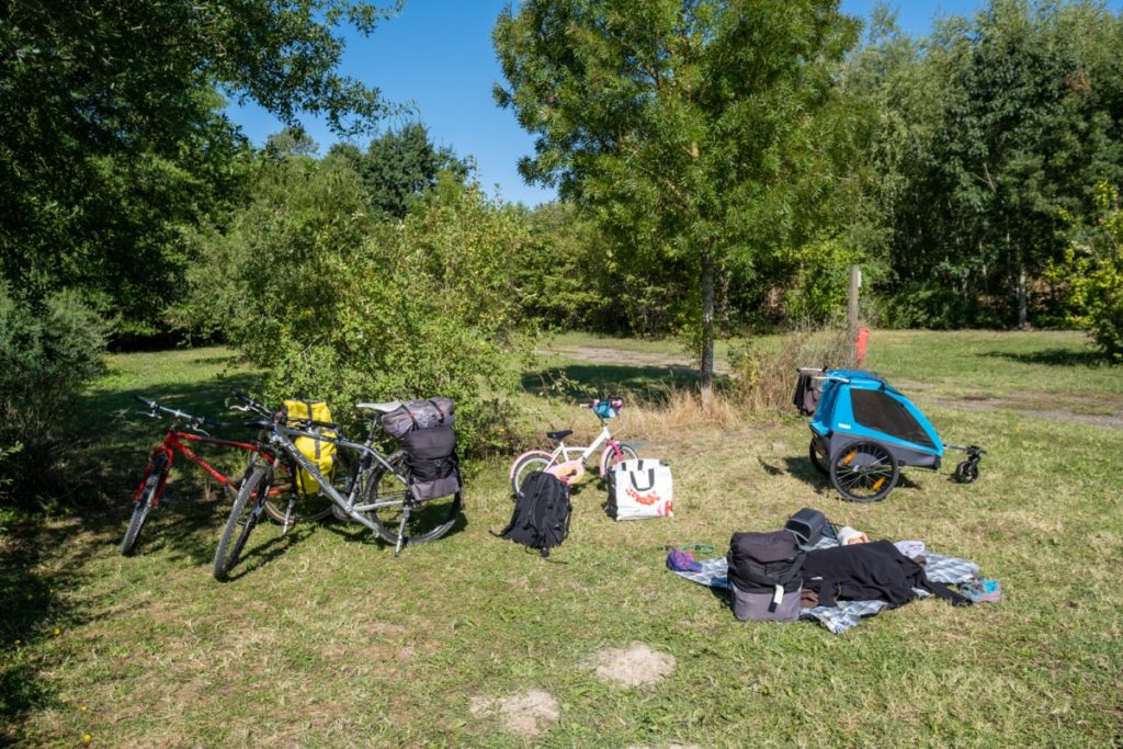 Préparatifs pour plier bagages après une nuit sous la tente