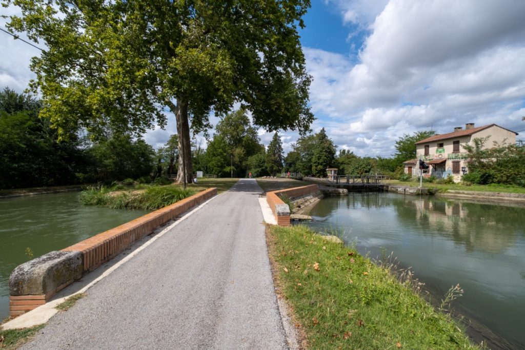 Superbe voie verte le long du Canal de la Garonne