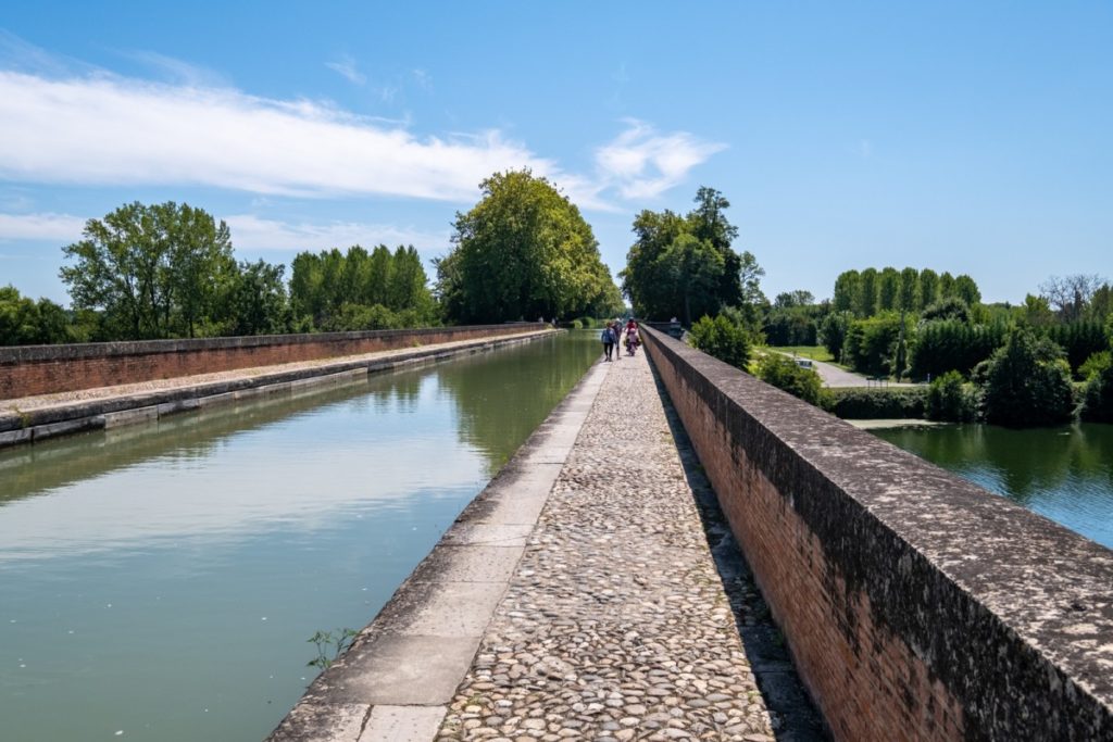 A vélo sur l'étroit pont-canal de Moissac