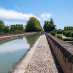 A vélo sur l'étroit pont-canal de Moissac