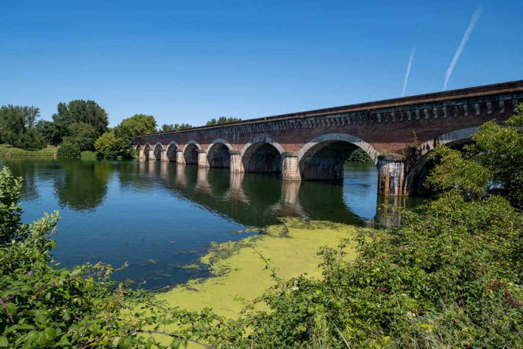 Le magnifique pont-canal de Moissac permettant au canal latéral à la Garonne de franchir le Tarn