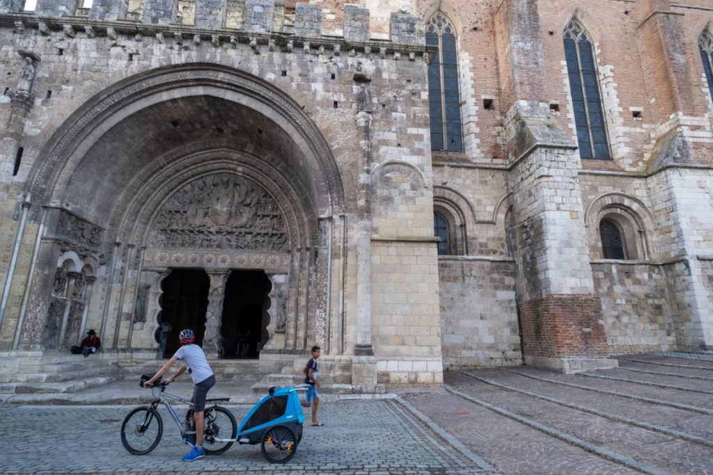 Le nez en l'air devant l'impressionnant portail de l'église abbatiale de Moissac