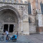 Le nez en l'air devant l'impressionnant portail de l'église abbatiale de Moissac