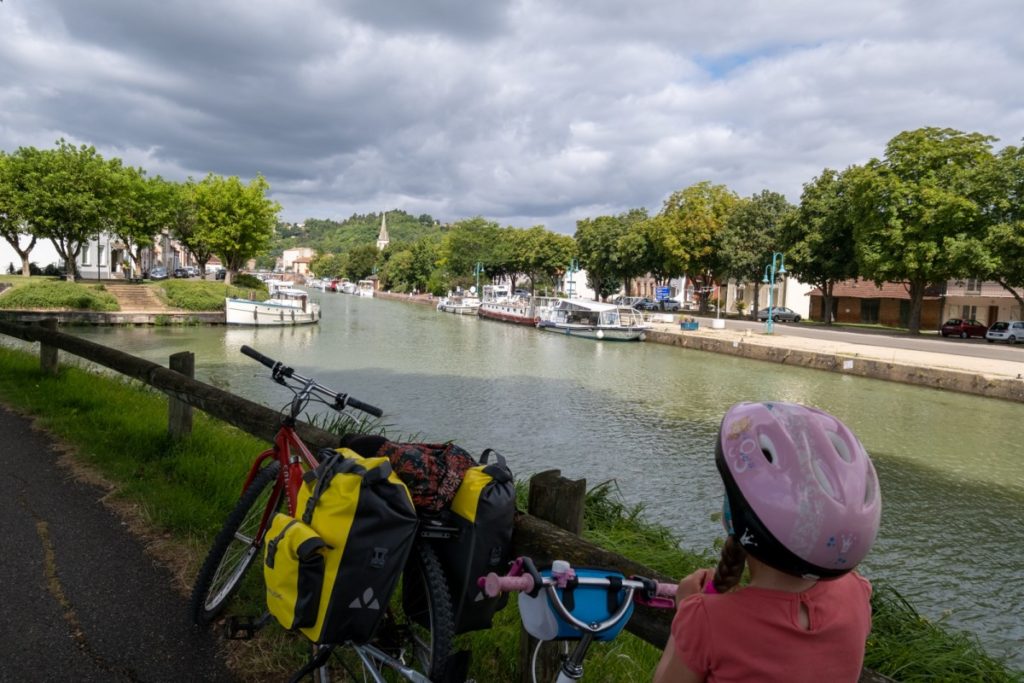 Moissac à vélo en famille sur la Canal de la Garonne