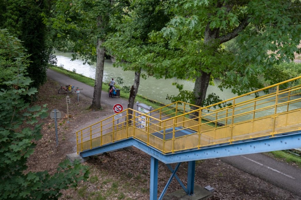 Escalier avec rampes à vélo pour rejoindre la base de loisirs de St Nicolas-de-la-Grave