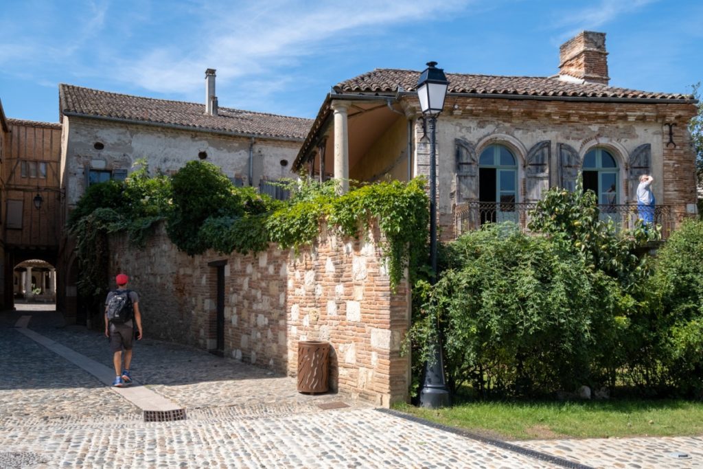 Flaner dans les ruelles d'Auvillar, petite citée historique perché au dessus de la Garonne