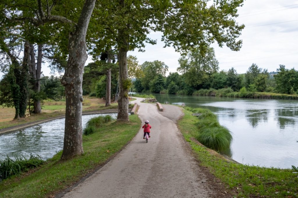 A vélo le long du Canal latéral de la Garonne entre Toulouse et Agen avec des enfants