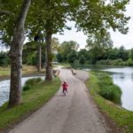 A vélo le long du Canal latéral de la Garonne entre Toulouse et Agen avec des enfants