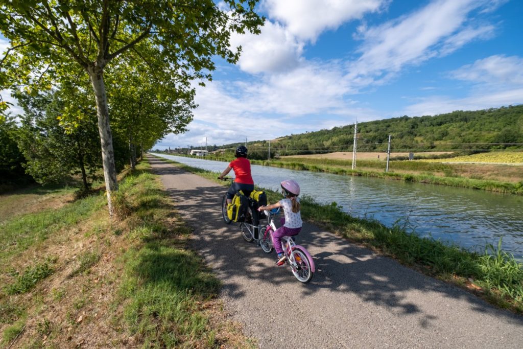 Sortie de Toulouse le long de la route départementale et de la voie ferrée