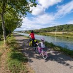 Sortie de Toulouse le long de la route départementale et de la voie ferrée