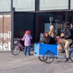 Triporteur au chaud dans le porte-bébé à Copenhague