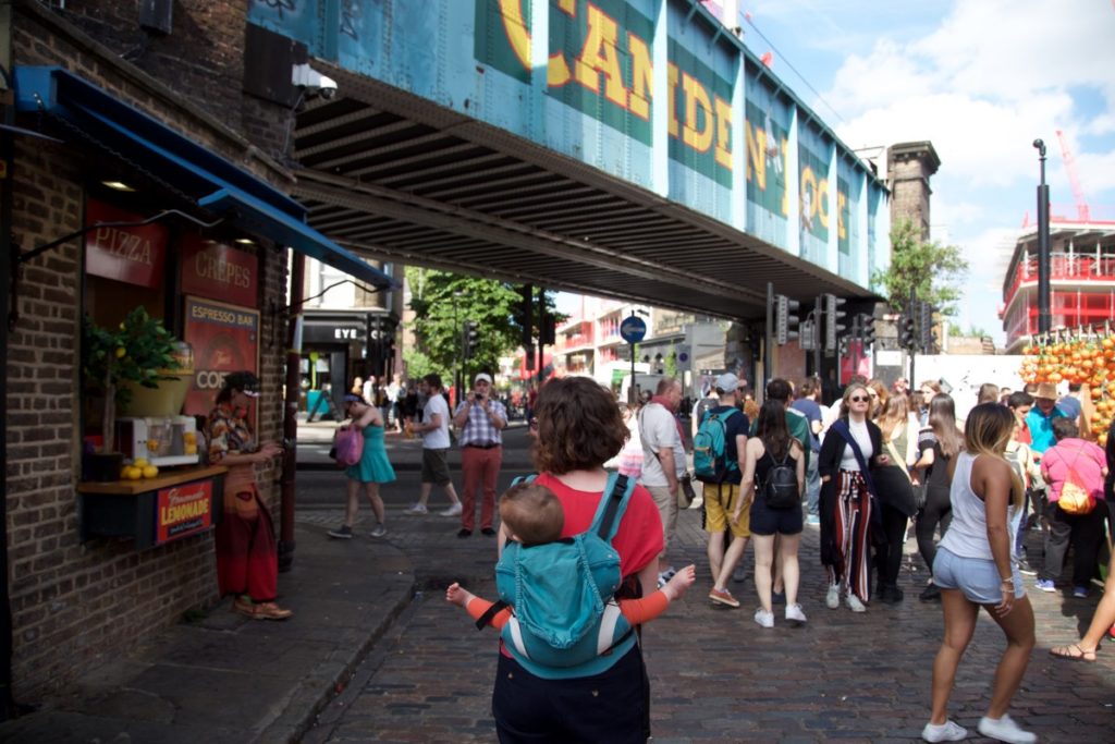 Amusement dans le dos de maman à Camden Town, Londres