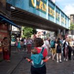 Amusement dans le dos de maman à Camden Town, Londres