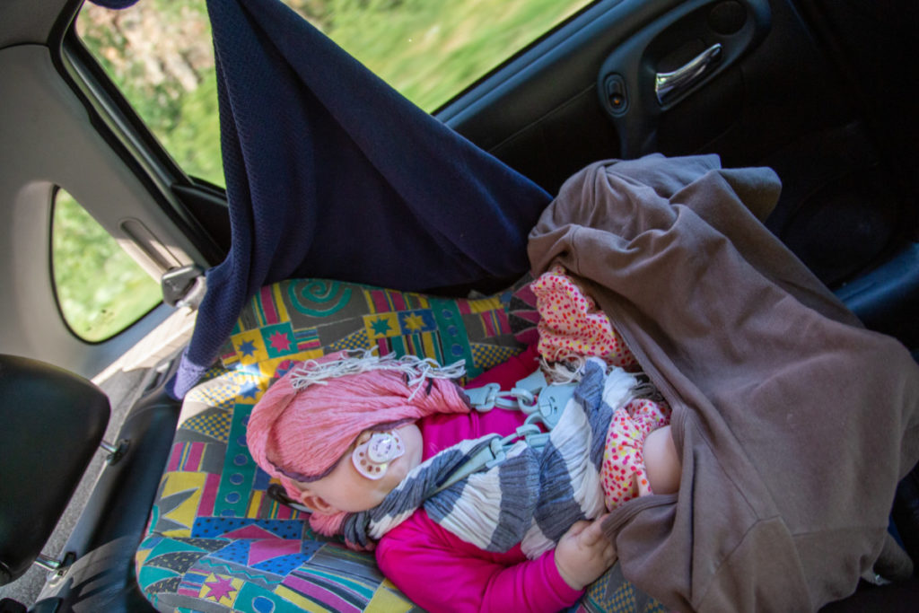 Siège bébé à la mode arménienne. Niveau sécurité = on ne préfère pas savoir