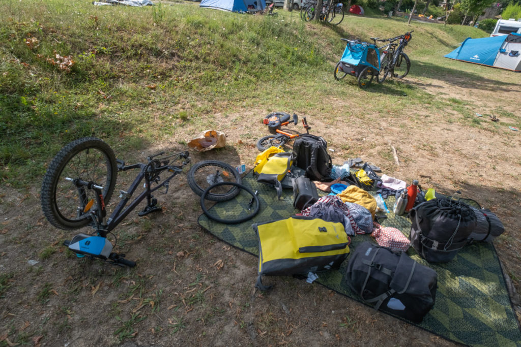 Réparation avant de plier bagages au camping