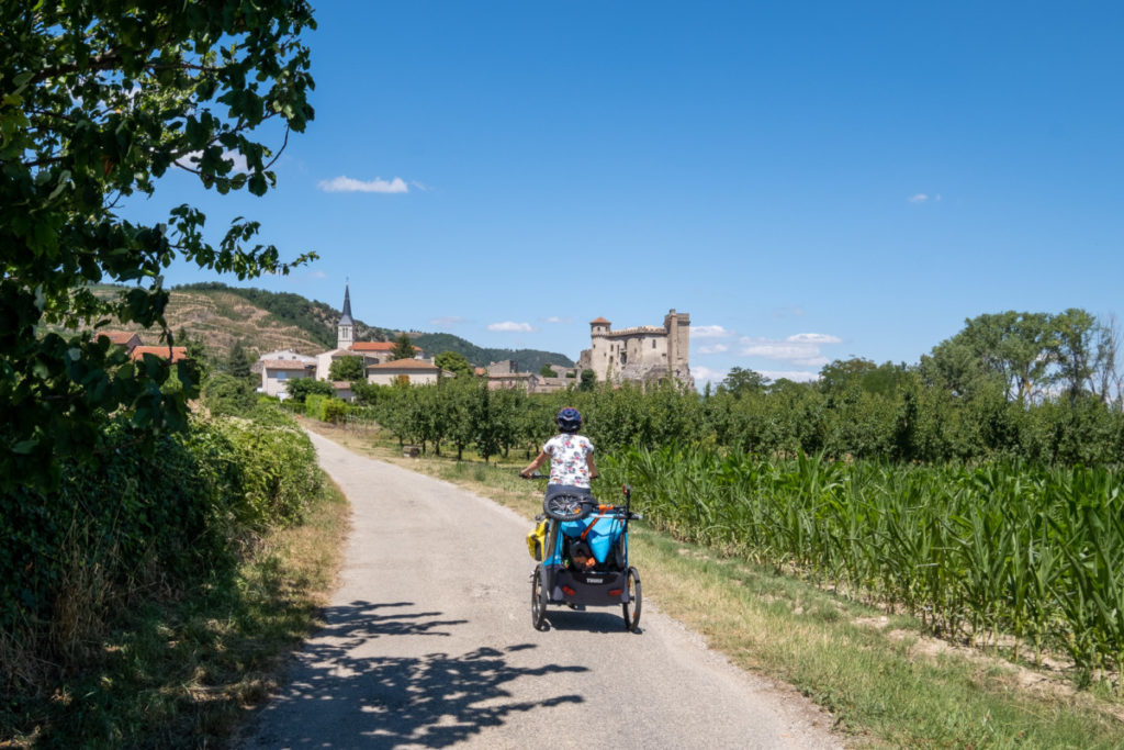 Arrivée à Chateaubourg sur la ViaRhona à vélo en famille