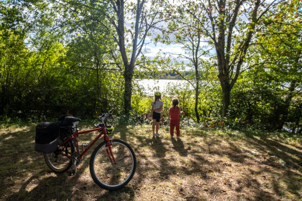 Camper et rêver devant le lac de Baye