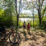 Camper et rêver devant le lac de Baye