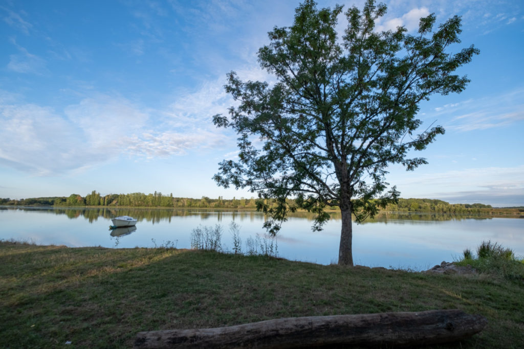 Tout est calme au petit matin sur le lac de Baye