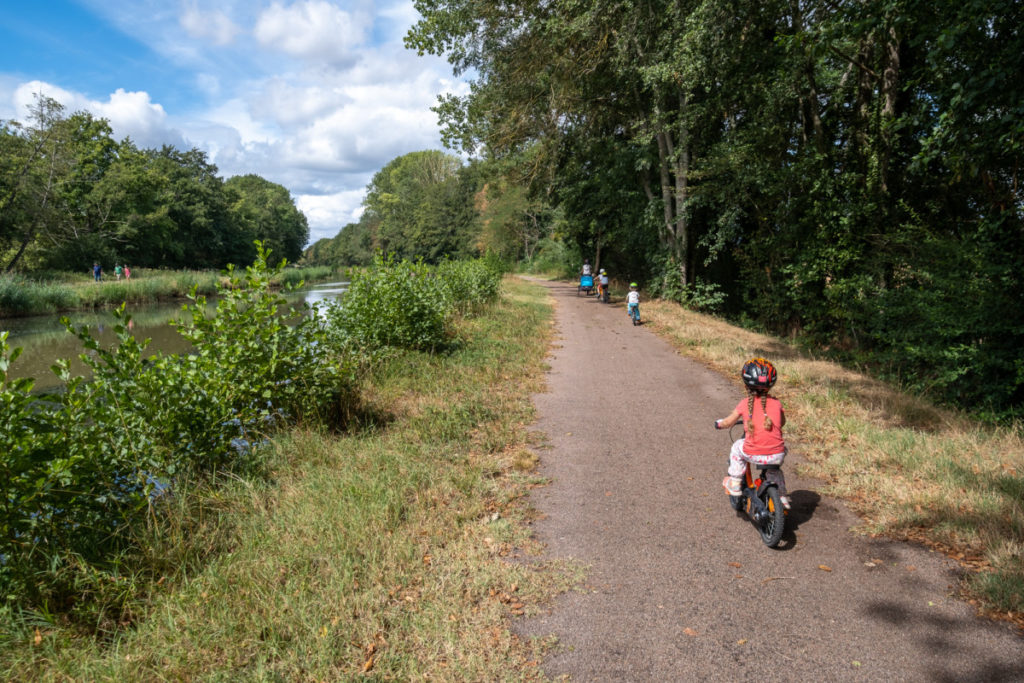 Une véloroute douce et facile sur le chemin de halage du canal du Nivernais