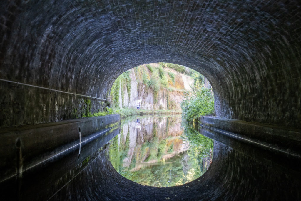 Voutes de la Colancelle en bateau : un des ouvrages les plus marquant du canal du Nivernais