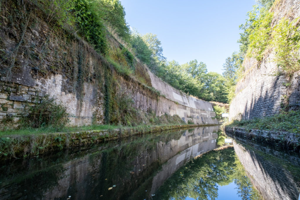 En bateau sur le canal du Nivernais pour découvrir les voutes de la Colancelle