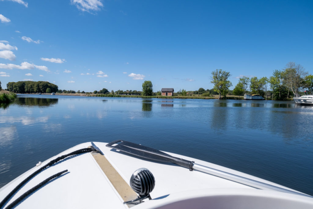 En bateau électrique entre le lac de Baye et les voutes de la Colancelle