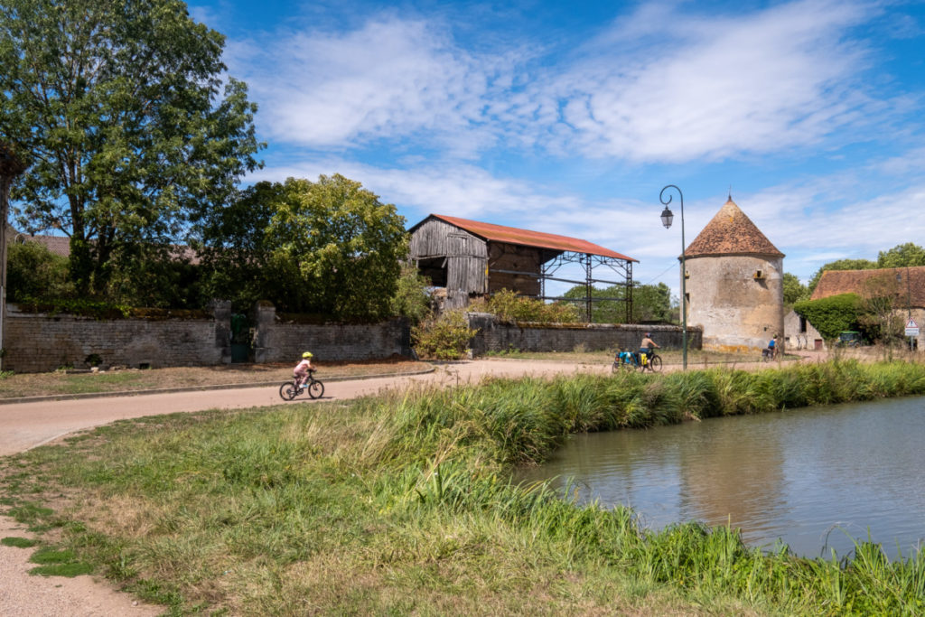 Entre campagne et cours d'eau à vélo sur le canal du NIvernais