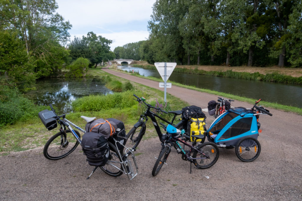 Voyage à vélo en famille avec remorque et follow-me