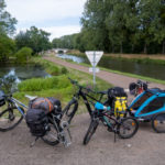 Voyage à vélo en famille avec remorque et follow-me