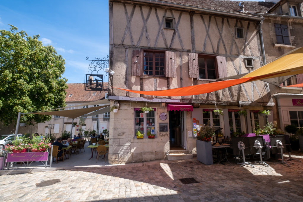 Dans les ruelles du village médiéval de Clamecy